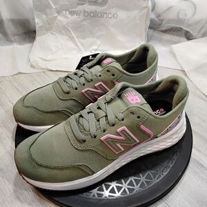New Balance Women's X70 Green Pink Sneakers NWT SIZE 8